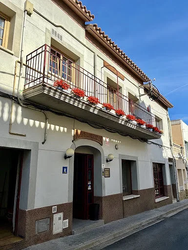 Fachada blanca y balcones de Can Parera en la calle Sant Joan Bosco